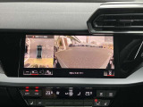 サラウンドビューカメラ装備 車両の4つのカメラから得た映像を合成し、上空から眺めているような映像をモニターに映し出します。車両周辺の歩行者や障害物などの発見に役立ちます。
