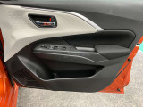 【運転席ドア】ドリンクホルダーと収納ポケットがあります。