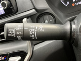 レバー上に各操作位置が表示され、必要な設定を確認しやすくなっています。運転席から手を伸ばしやすい場所に配置されており、天候の変化に応じた操作をスムーズに行えます。
