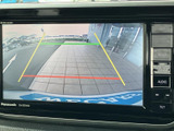 後方の様子を画面で確認でき、駐車時の車両位置や周囲との距離を把握するのに便利です。ガイド線も表示されるため、バックでの車庫入れや切り返しをサポートします。