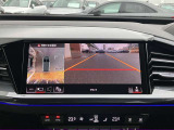 サラウンドビューカメラ装備 車両の4つのカメラから得た映像を合成し、上空から眺めているような映像をモニターに映し出します。車両周辺の歩行者や障害物などの発見に役立ちます。