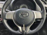 手になじみやすい形状で、運転姿勢を保ちながら自然に握れるステアリングです。中央にホーンやエアバッグの表示があり、前方のメーターも視線を大きく動かさず確認できます。