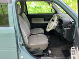 明るい色調のシートと見渡しやすい運転席まわりで、乗り込んだ際も落ち着ける空間です。前方や周囲を確認しやすく、日々の移動を快適に過ごせます。
