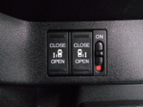 両側電動スライドドア。荷物で手が塞がる時など簡単にドアの開閉が出来ます。何より力いらずで開閉OK。女性やお年寄りにも優しい。電動機能はOFFにもできますから元気なお子様の駆け出しも安心。