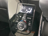 【オートエアコン】一度お好みの温度に設定すれば、車内の温度を検知し風量や温度を自動で調整。暑い&hellip;寒い&hellip;と何度もスイッチ操作をする必要はありません。快適な車内空間には必須の機能ですね♪