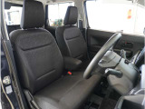 【清潔感のある運転席&助手席】隅々までクリーニングの行き届いた運転席&助手席。目立ったシミや汚れ等もございません。快適なドライブをどうぞ。