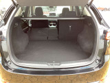 CX-5のラゲッジルームは後席が4:2:4で分割が可能です。荷室側からもレバーを引くだけで可倒できます!新車時オプション装備の【パワーリフトゲート】付き!スイッチを押すだけで開閉が可能です!