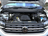 軽快な走りと優れた燃費性能を両立する1.0L TSI直列3気筒ターボエンジン(85kW)。BlueMotion Technologyを搭載しています。