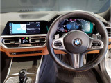 BMWのステアリングはドライバーと車体が一体感に感じれるような操作性を実現しております。また、握りやすさや操作性を向上するためにスイッチ類も配置されております。