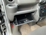車検証など収納出来る、便利な収納スペースがたくさん用意されています