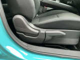 運転席シートのリクライニングや座面の高さ調整はレバータイプでスムーズに操作できます
