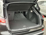 開口部が低く設定されているので、荷物の積み下ろしがスムーズに行えます。更に分割可倒式リアシートの採用でシートのバックレストを倒すと、大きく長い荷物も積み込めます。