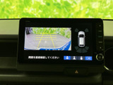 後方の映像に加えて、車両周辺の状況を示す表示も確認できます。駐車時に周囲を把握しやすく、画面の案内を見ながら落ち着いて駐車操作を行いたい方に便利です。