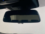 BMWではルームミラーの裏側にETCの車載器が内蔵されており、別途で車載器の購入必要なしで非常にスマート。皆様が驚かれるポイントのでもあります