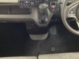 自社整備工場で点検整備をおこなってからお渡ししています。車検が残っている場合は『12ヶ月点検整備』を、車検整備付きの場合は『車検整備』をおこないます。整備費用は車両本体価格に含まれています。
