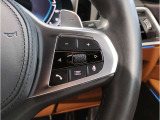 運転中にもオーディオの音量やFMの切り替えなどステアリングでの操作で切り替え可能なため、ステアリングから手を放す必要がない為、運転中でも操作が簡単でございます。