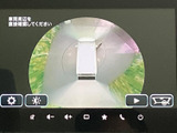 車両周辺の様子を画面で確認でき、駐車時の後方確認をサポートします。俯瞰した映像で周囲の位置関係を把握しやすく、車庫入れや狭い場所での取り回しに役立ちます。