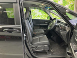 前席は座面と背もたれにゆとりがあり、運転席からの視界も広く確保されています。落ち着いた色調のシートと手の届きやすい室内配置で、毎日の移動もくつろいで過ごせます。