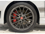 フロントには名門Bremboの4ポッドキャリパーが装備。ドライバーのテンションを高めてくれます。