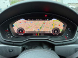 バーチャルコックピットで、メーター内に地図を大きく表示できます。目的地までの進路を正面の表示で確認でき、知らない道へ出かける際にも便利。表示の大きさや切替の方法は、運転席で実際にお確かめいただけます。
