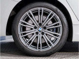 BMWの純正アロイホイールは軽量かつ強度にも優れているホイールで走行性能を引き上げる設計になっております。足元にもBMWは妥協がなくこだわっている個所になります。