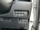 後席のスライドドアは運転席から指一本で開閉可能です。さらに外からは足で開閉できるオートハンズフリースライドドア付きなので両手がふさがっていても大丈夫です。