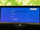 FM・AMラジオやテレビ、交通情報を画面から選べるメニュー表示です。使いたい項目を見比べやすく、音源の切り替えや情報確認をスムーズに行えます。