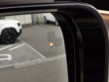 【ブラインドスポットアシスト】車線変更時に目視できない車を検知すると、検知した側のミラーに警告ライトが点灯。更にステアリングを制御し、アシストしてくれます。