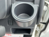 【ドリンクホルダー】もちろんドリンクホルダーも装着されているので、ドリンクを飲みながら快適ドライブをお楽しみ頂けます。