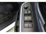全ての窓が運転席から操作できます。今やほぼ当たり前ですが、無いと不便なアイテムですね。ドアの施錠・解錠と連動してドアミラーが格納・復帰するオート電動格納機能も装備しています。