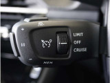 【アクティブクルーズコントロール】前走車がいる場合はレーダーと車載カメラがその速度と距離を検知し、適切な車間距離を保ちます。