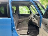 大きく開くドアから運転席へスムーズにアクセスでき、乗り降りのしやすさが伝わります。明るい内装色と広い窓で開放感があり、座面や足元にもゆとりを感じられる空間です。