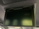 【12.1型フリップダウンモニター】大画面モニターで後席でもエンタメをお楽しみいただけます。小さなお子様にも大人気の装備です♪