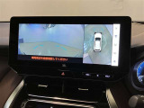 複数のカメラの映像をもとに、クルマを真上から見ているような映像をドライバーに提供し駐車をサポートする機能です。