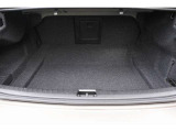60:40の可倒式シートバックを採用しています。長さのあるお荷物を積まれても後席にゆったりご乗車いただけます。