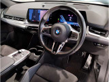 BMWの運転席はドライバーオリエンテッドという構造を採用。ドライバー目線の操作がしやすい設計になっており、ドライブ中にも目線の移動が少なく運転中にも簡単に操作ができます。