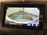 リバースギアに入れるだけで後方の表示へ切り替わります。夜間や雨の日の駐車も楽になりますよ。