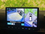 後方の映像に加え、車両周囲を上から見た表示も確認でき、駐車時の位置合わせをサポートします。画面を目安に周囲を確かめながら、車庫入れや狭い場所での駐車にご活用いただけます。