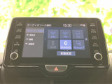 AM・FMやテレビ、USB、Bluetoothなどの音源を画面で選択できます。項目が一覧で表示されるため、使いたいソースを見つけやすく、日常の移動に活用できます。