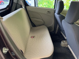 後席には左右にゆとりのあるベンチシートを備え、同乗者が並んで座りやすい空間です。窓から光が入り、明るい色調の内装とあわせて落ち着いた雰囲気です。