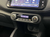 【オートエアコン】タッチパネル式オートエアコンで運転席周りの凹凸が少なくスッキリとしています。