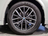 BMWの純正アロイホイールは軽量かつ強度にも優れているホイールで走行性能を引き上げる設計になっております。足元にもBMWは妥協がなくこだわっている個所になります。
