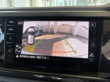 ガイドライン付きバックカメラで安全な駐車をサポートします。