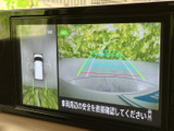 後方映像に加えて車両周辺の様子も画面に表示され、駐車時の状況確認をサポートします。ガイドラインを目安にしながら周囲を確かめられ、日々の駐車を落ち着いて行いやすい装備です。