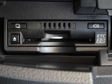 運転席お膝元にETCカード挿入口がございます。