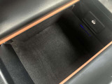 内部には小物等の収納に便利なスペースと電子デバイス等の充電に便利なUSBコネクターが備えられています。