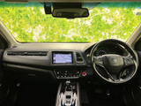 運転席から前方を見渡しやすいレイアウトで、メーターや画面も視線の届きやすい位置に配置されています。落ち着いた色合いの室内で、日々の移動も快適にお過ごしいただけます。