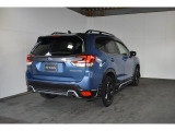 スバルの4WD(AWD)は直進安定性に優れ、日常走行から高速走行まで、さまざまなシーンで安心感に満ちた走りが愉しめます。それは悪路や泥道など左右のタイヤの路面状況が異なるシーンでも変わりません。