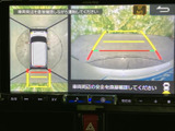 車両周辺を俯瞰した表示と後方の映像を確認でき、駐車時の周囲確認をサポートします。画面内の目安線も見ながら位置を把握できるため、切り返しの際にも役立ちます。