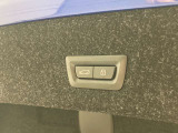 【電動テールゲート】オートマアチックトランクリッドオペレーションが装備されています。両手が塞がっている時でも、スマートキーを身につけていればハンズフリーで開閉可能です。